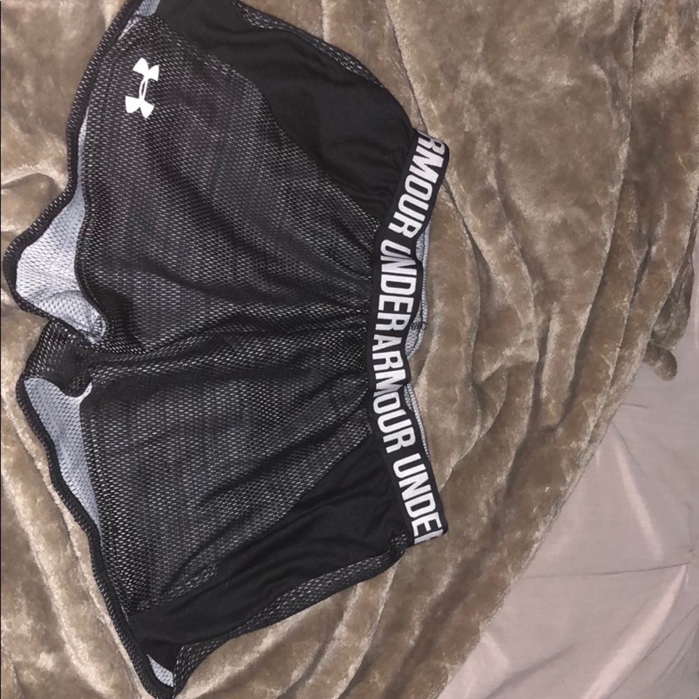 Under armour shorts with two pockets